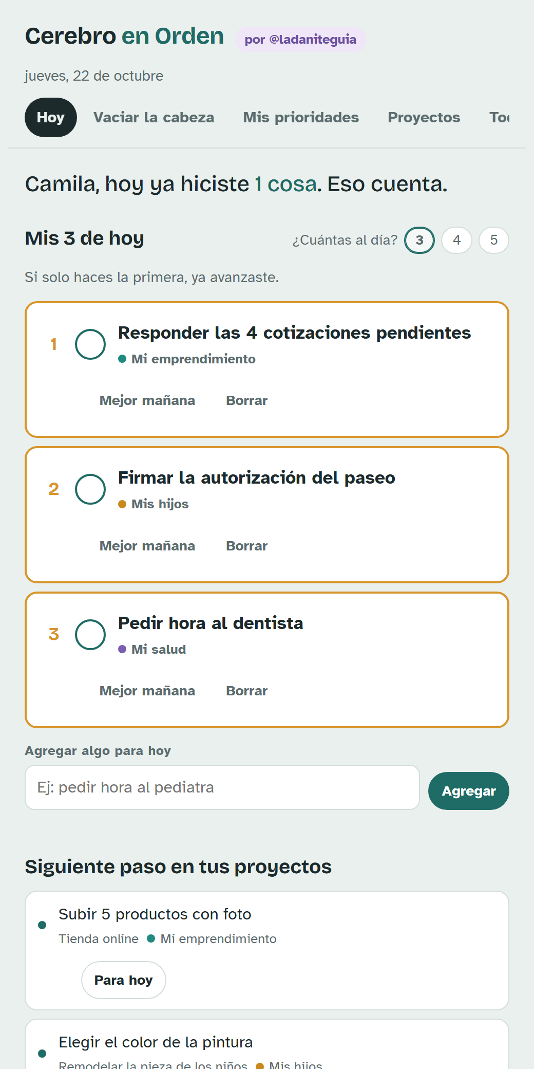 Pantalla Hoy de Cerebro en Orden con 3 tareas del día, cada una con su prioridad, y el siguiente paso de los proyectos